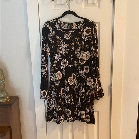 Derek Heart Dresses & Skirts - Derek Heart Black Floral Long Sleeve Dress